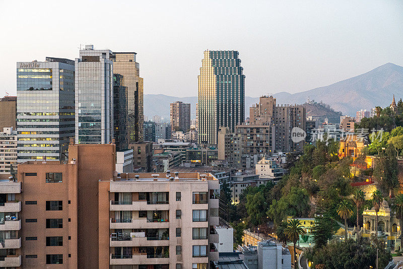 日落时的智利圣地亚哥