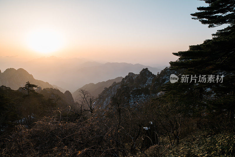 日出时分的黄山奇景