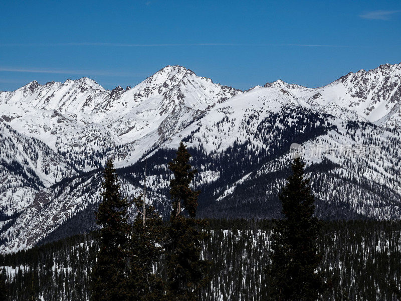 戈尔山脉的长焦视图从韦尔滑雪胜地，科罗拉多州。