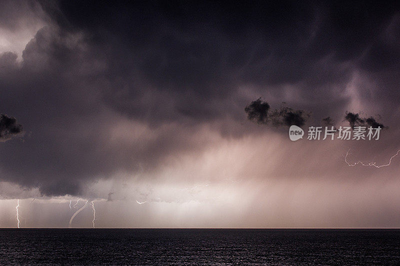 龙卷风水龙卷在海洋与大雨，闪电和黑暗戏剧性的天空，云