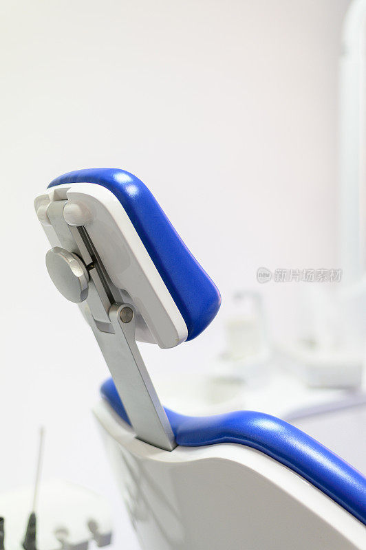 牙医诊所的蓝色椅子的侧面