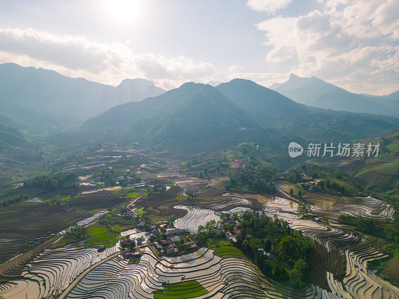 鸟瞰浇灌季节，越南老蔡省yty公社的梯田，棕色的土壤与美丽的天空融为一体。