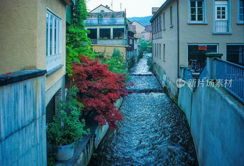 1989年旧正片扫描，街道和溪流的观点，温加滕，德国
