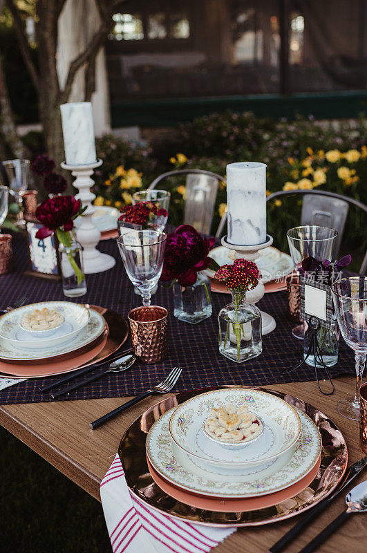 婚宴上有瓷盘的餐桌
