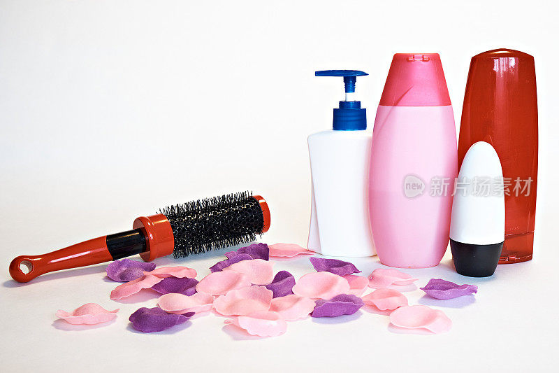白色背景上的梳子，洗发水，液体肥皂，芳香浴叶和其他洗漱用品