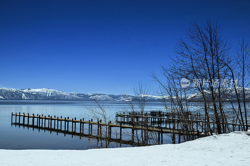 太浩湖和湖畔码头的冬季全景