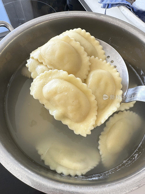 用蒸煮水煮馄饨