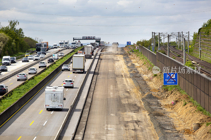 德国A3高速公路上的施工现场和密集的交通