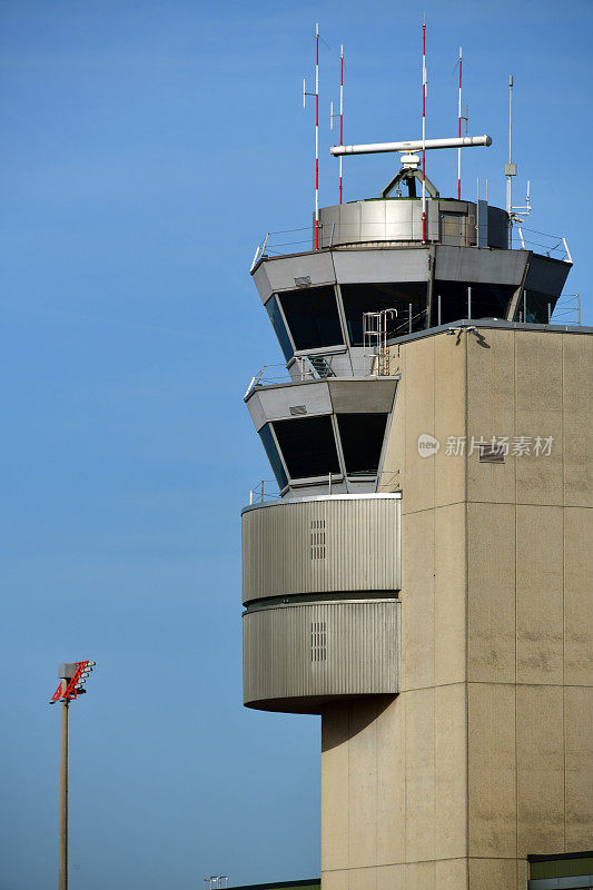 苏黎世机场-瑞士苏黎世的空中交通管制塔