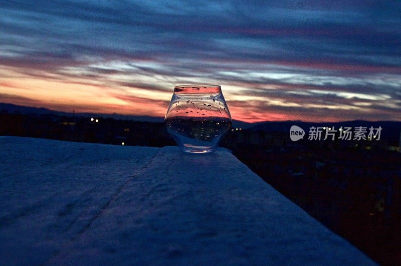 日落时的鸡尾酒杯