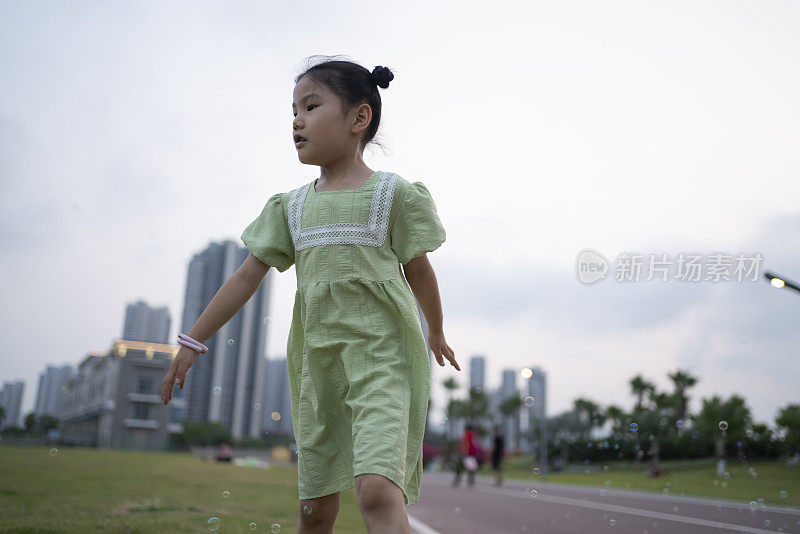 可爱的小女孩在公园里玩游戏