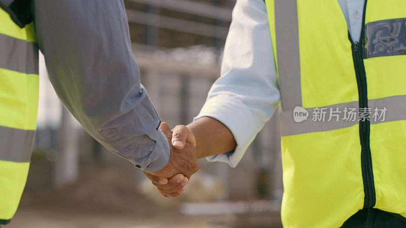 人，建筑师和握手交易在施工，合作或团队成功的现场。工程师、建造者或承包商在项目或建筑合作中握手