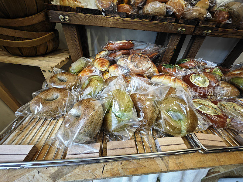 面包店出售各种各样的百吉饼和椒盐卷饼