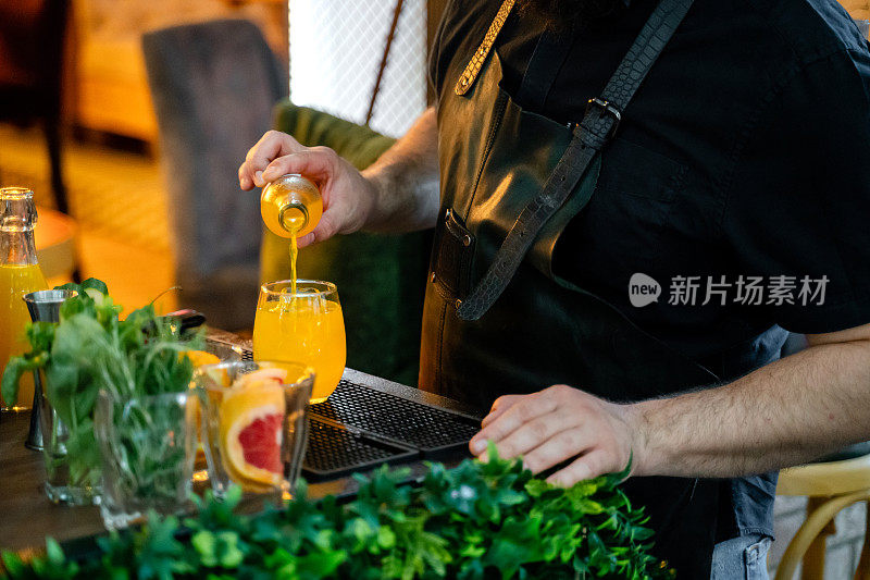 酒吧里调酒师准备新鲜鸡尾酒的特写镜头