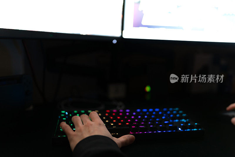 亚洲男性在网上玩电脑游戏。
