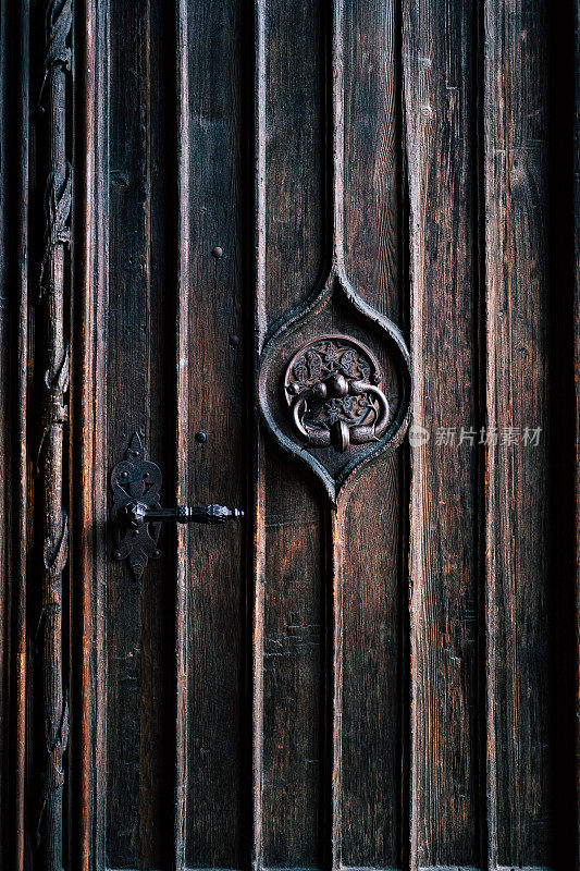 旧的深色木门。