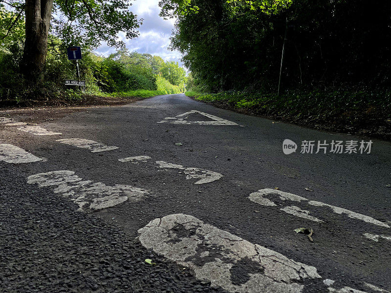 乡村道路上的路口