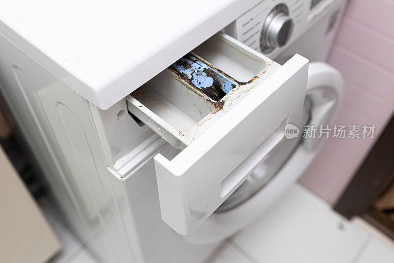 洗衣机的分配器隔间用于肥皂和洗衣粉以及具有腐蚀性、防锈性的护发素。科技卫生