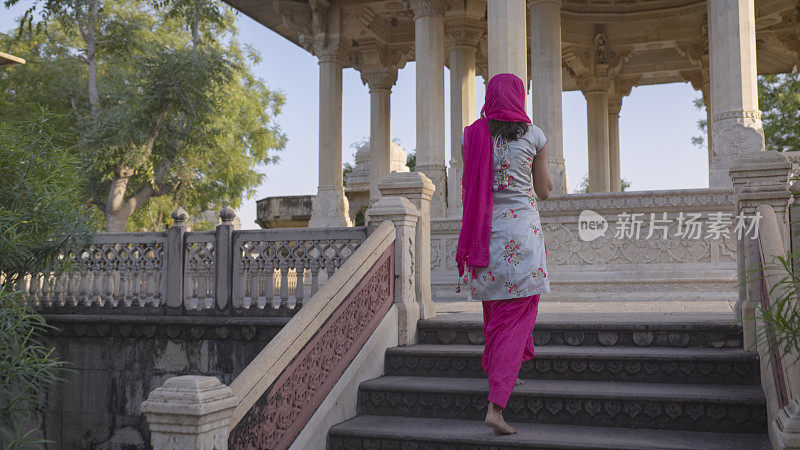 印度斋浦尔市一座寺庙里的年轻女子