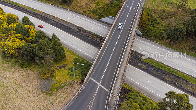 高速公路大桥的鸟瞰图