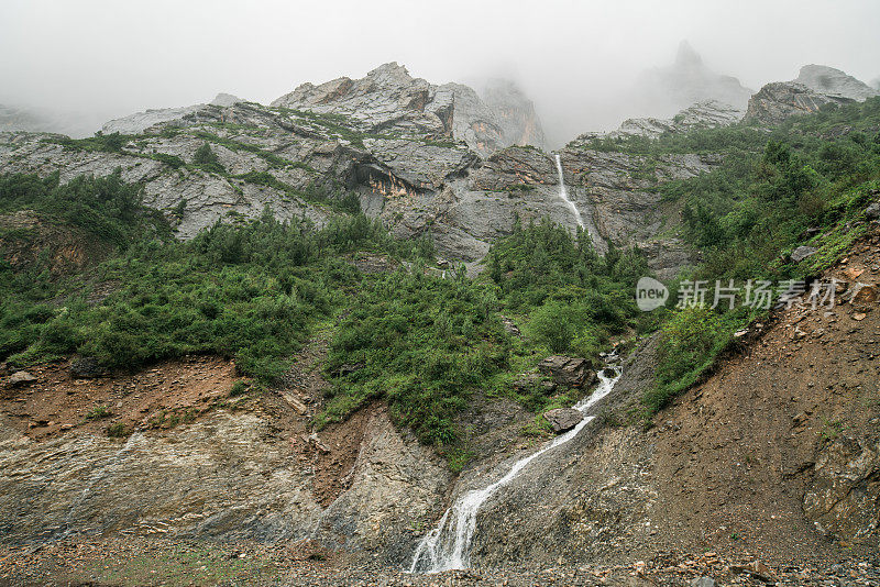 中国甘南扎加纳石山的神秘景观