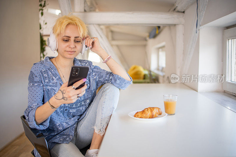 年轻女子正在家里听音乐