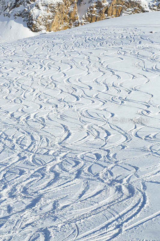 冬季滑雪胜地的粉雪小径