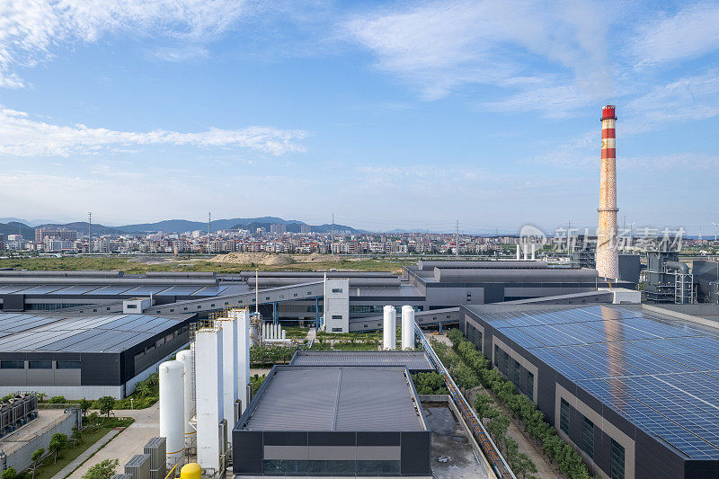 鸟瞰安装新能源太阳能电池板的大型工厂