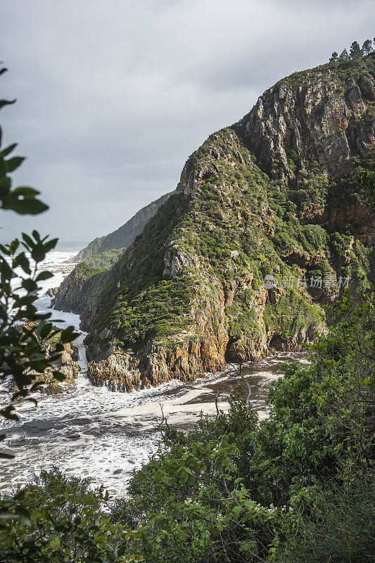 一个风景秀丽的岩石海岸线与冲击海浪