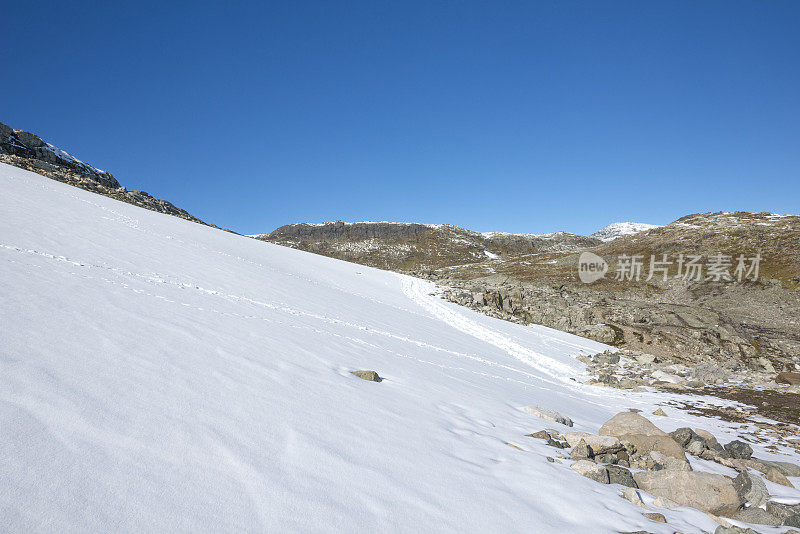 秋天的第一场雪给高山染上了色彩