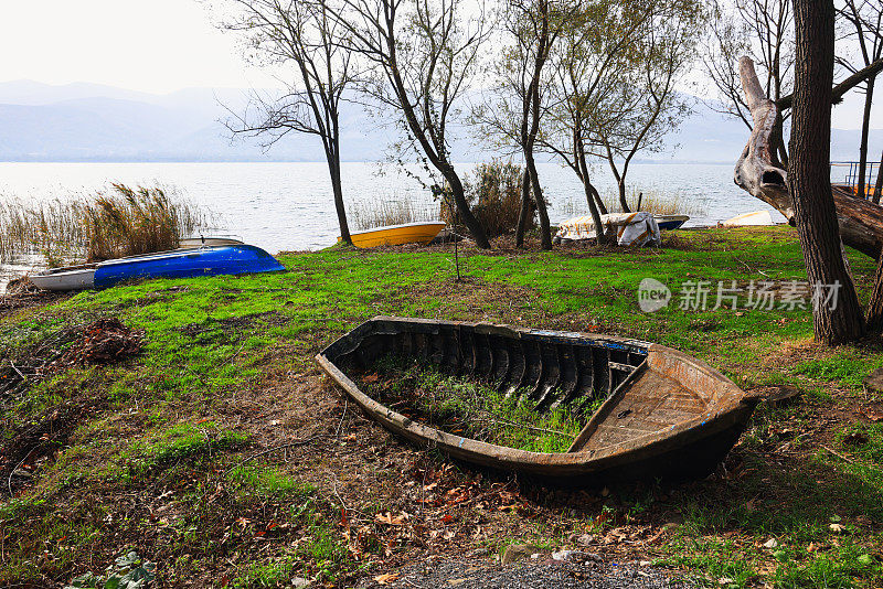 古老的小船停在湖岸上
