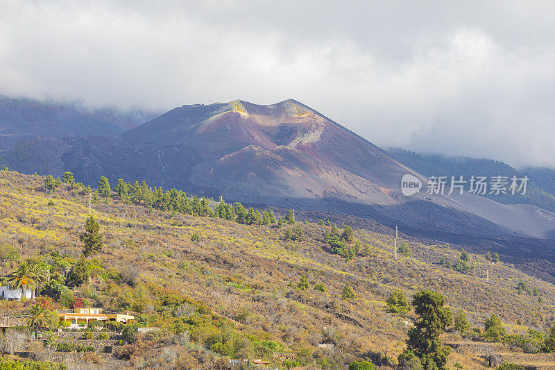 康伯雷别哈火山。火山灰覆盖了埃尔帕索村。