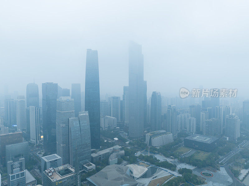 雨季的广州市中心