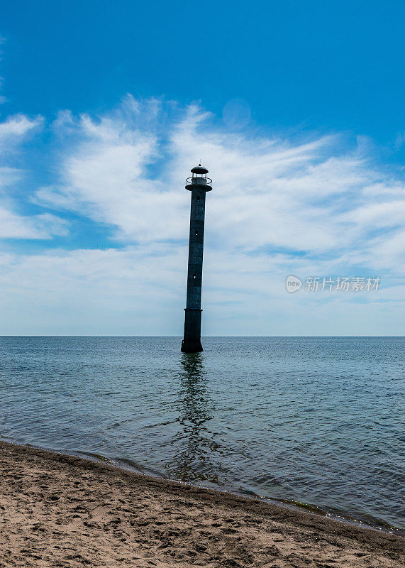 波罗的海的基普萨雷灯塔。清澈的水，蓝天，白云。哈里莱德自然保护区，爱沙尼亚，波罗的海