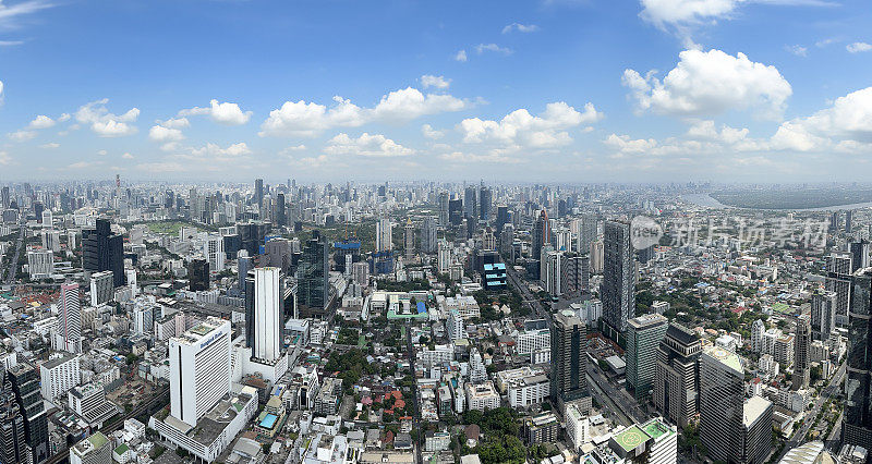 素坤逸市区，曼谷市中心，泰国城市景观摩天大楼天际线视图，湄南河，线性城市化，阳光明媚的蓝天与蓬松的白云，高架视图