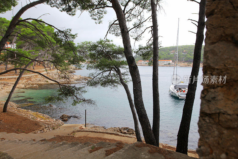 停泊在海湾