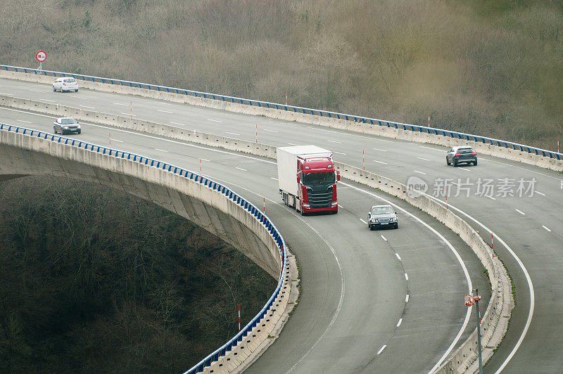 高速公路上的半挂车