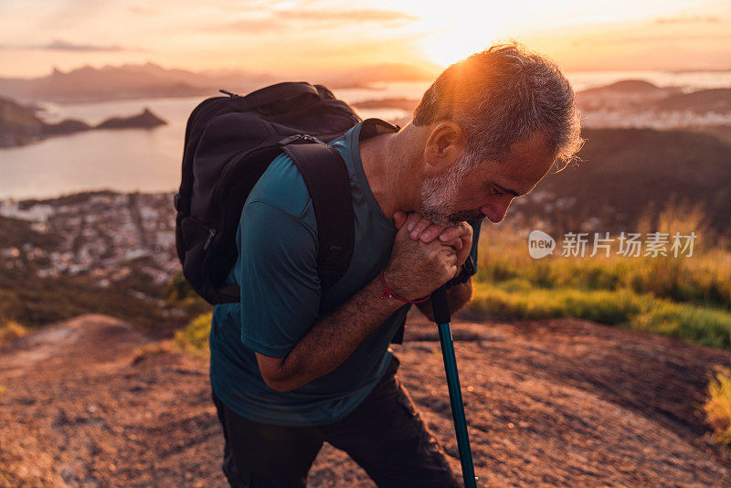 资深徒步旅行者俯瞰日落时分的城市全景