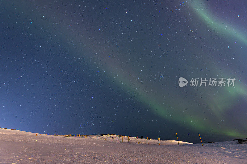 北极光与冬季景观。