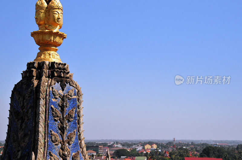 帕图西四面梵天的塔尖和老挝万象的城市景观
