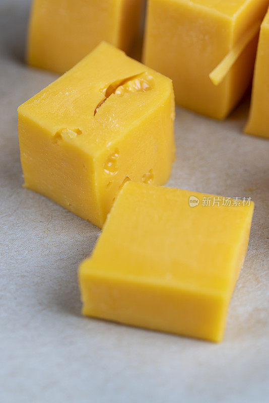 由牛奶制成的高品质陈年橙色奶酪