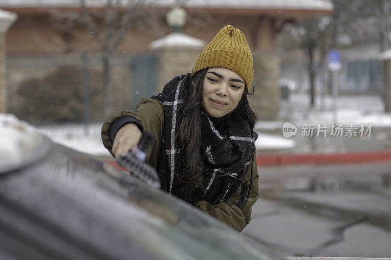 女人在冬天报废汽车