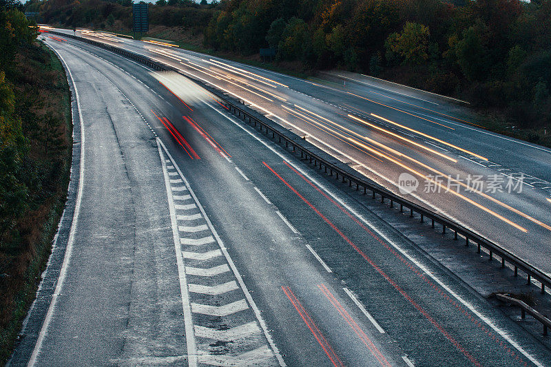 英国高速公路上的大灯和尾灯