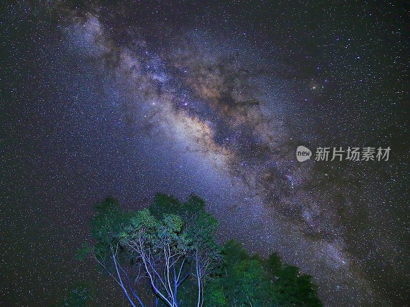 安第斯山脉上的银河-秘鲁夜晚的戏剧性景观