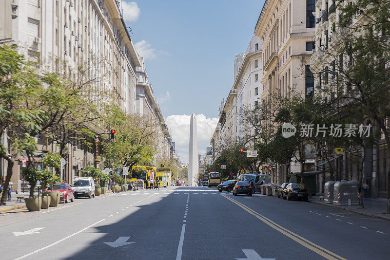 布宜诺斯艾利斯方尖碑的街景从罗克萨恩斯Peña大街在布宜诺斯艾利斯市中心，阿根廷。