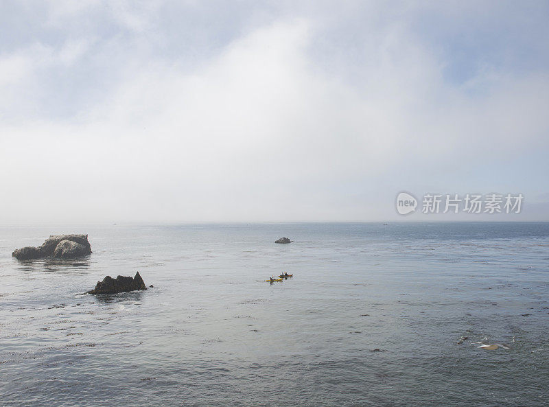 远处的皮艇漂浮在平静的海面上