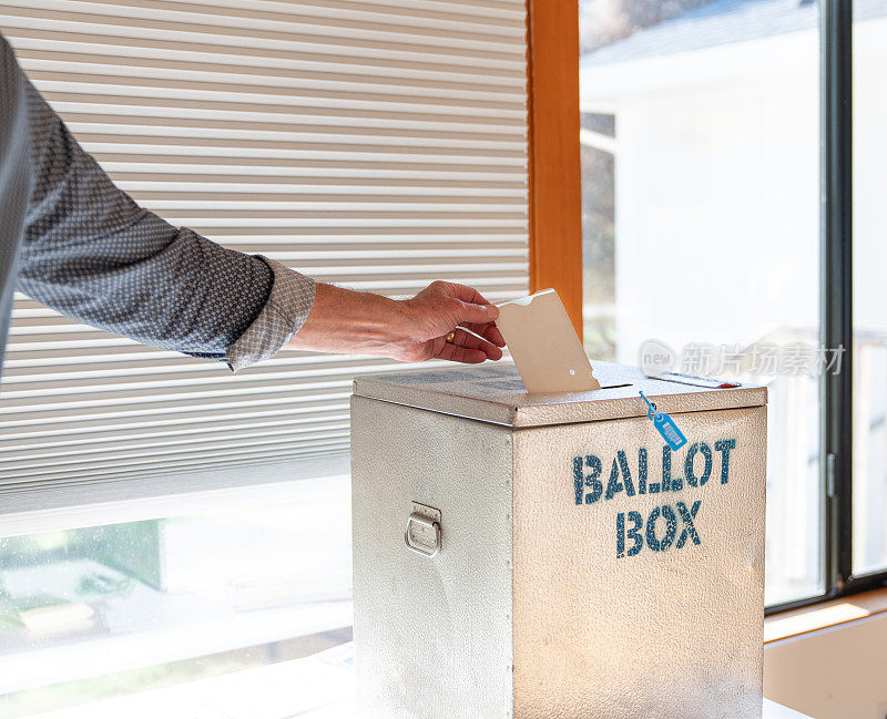 投票箱:在初选和中期选举的金属箱中，人工插入选民投票信封