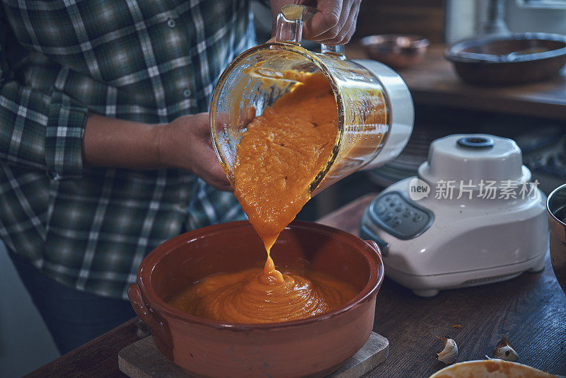 准备南瓜炖鹰嘴豆，芹菜和扁豆