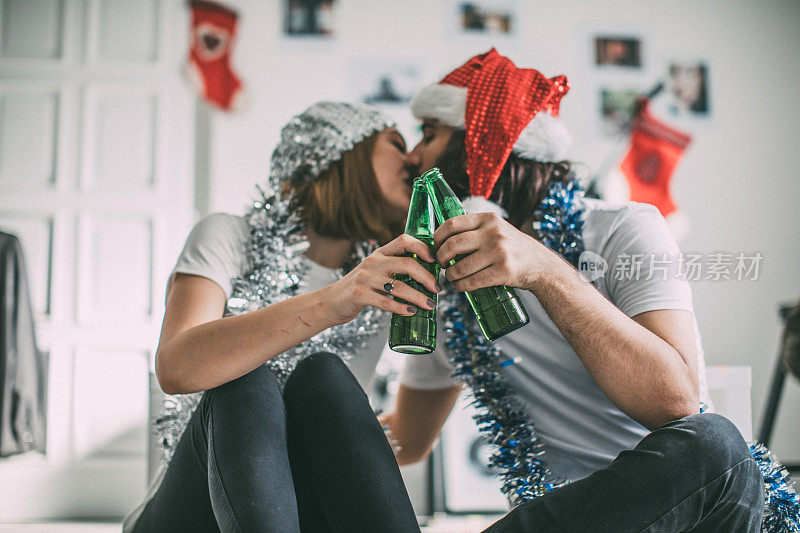 幸福的夫妇庆祝新年，喝啤酒