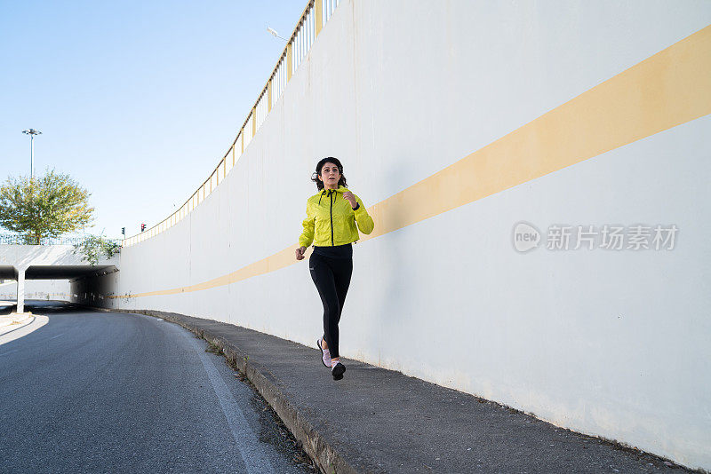 成年女子在城市街道上奔跑